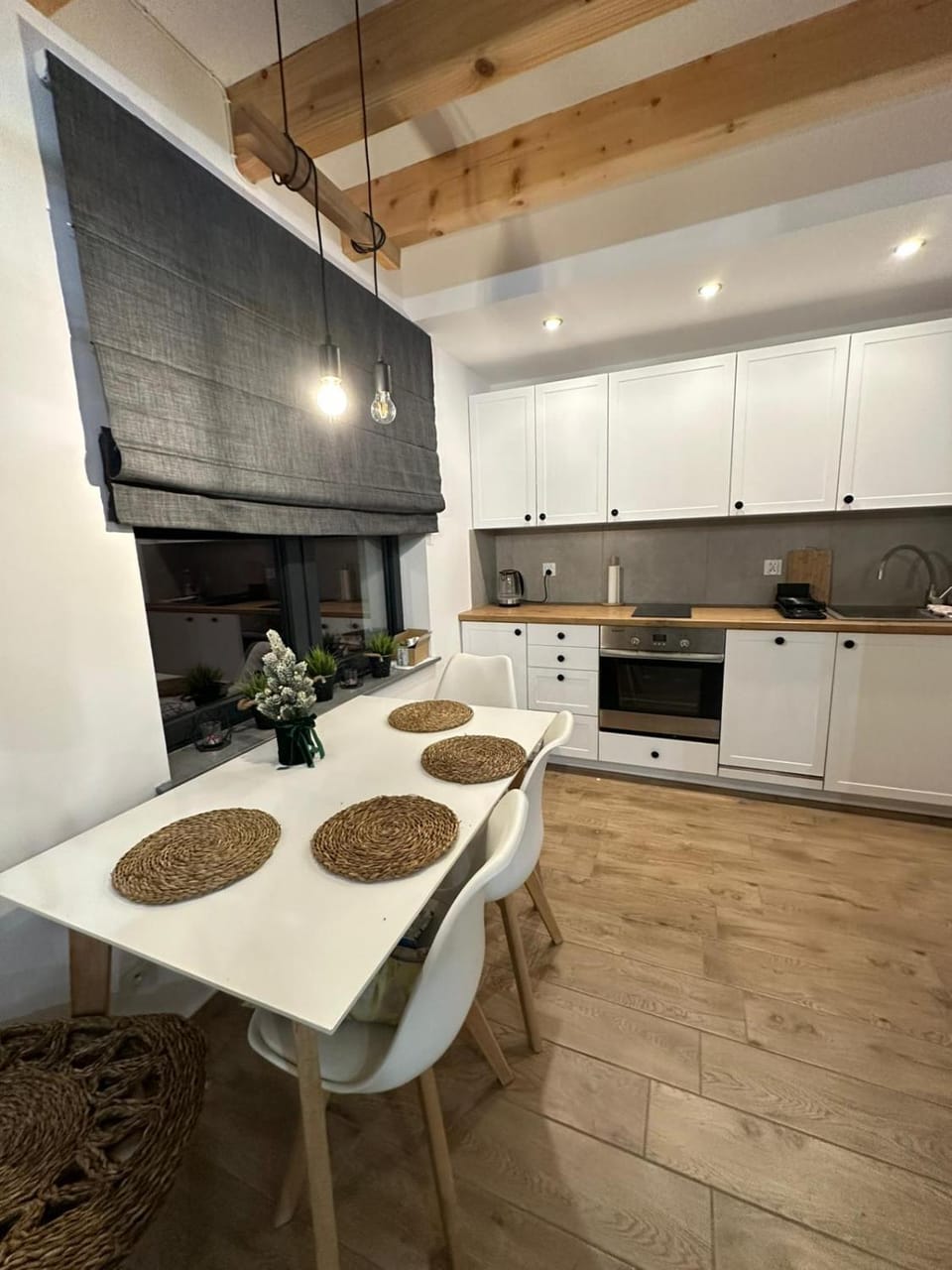 Kitchen or kitchenette, Dining area