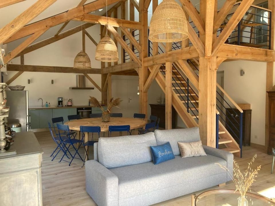 Kitchen or kitchenette, Living room, Seating area, Dining area