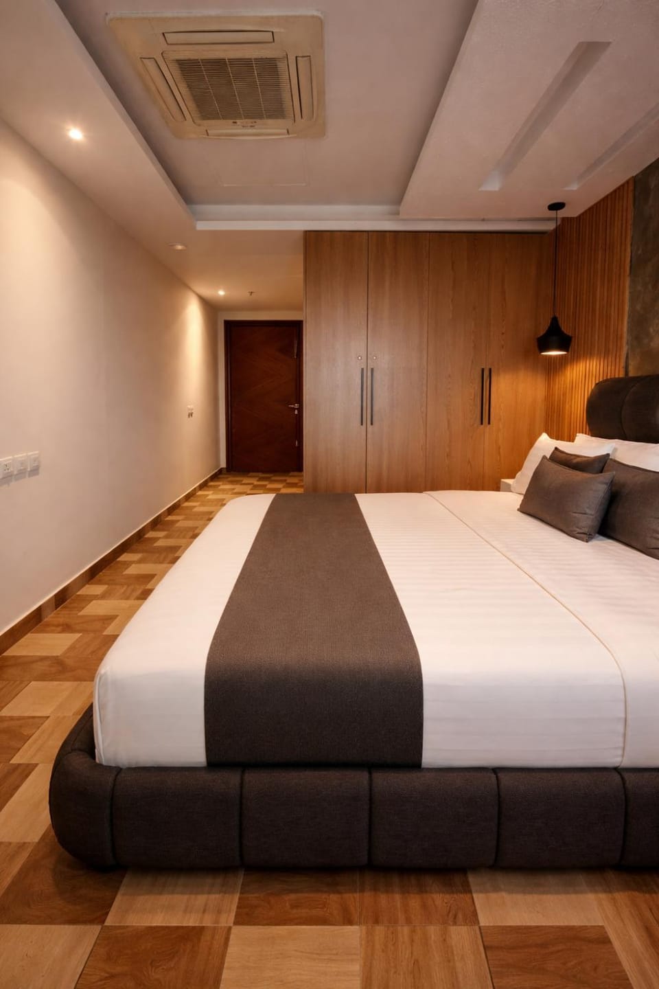 Photo of the whole room, Bedroom, wardrobe