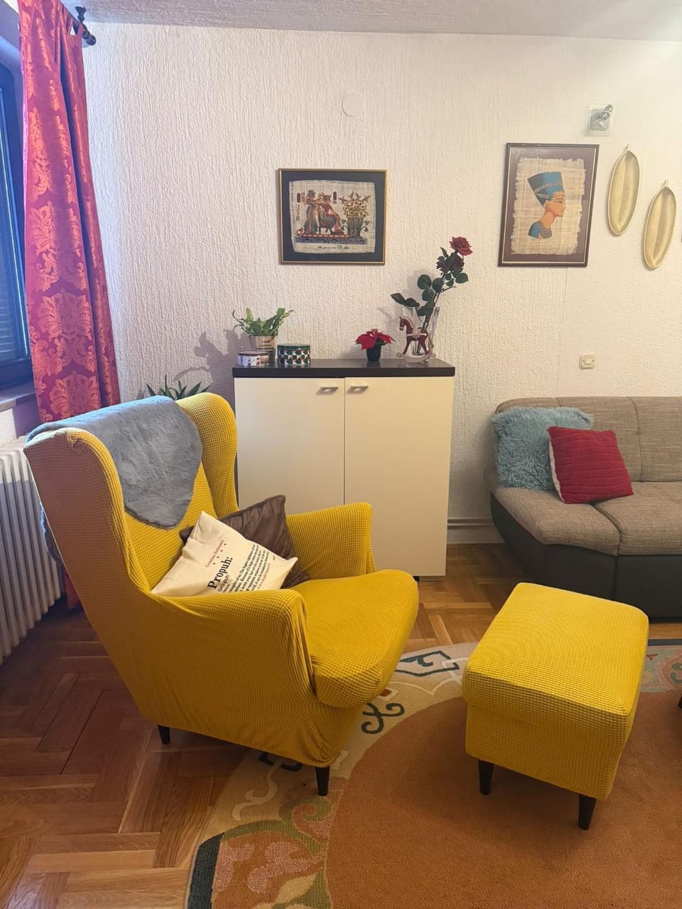 Living room, Seating area
