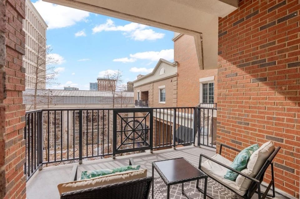Cozy Retreat on Main St Apartment in Greenville