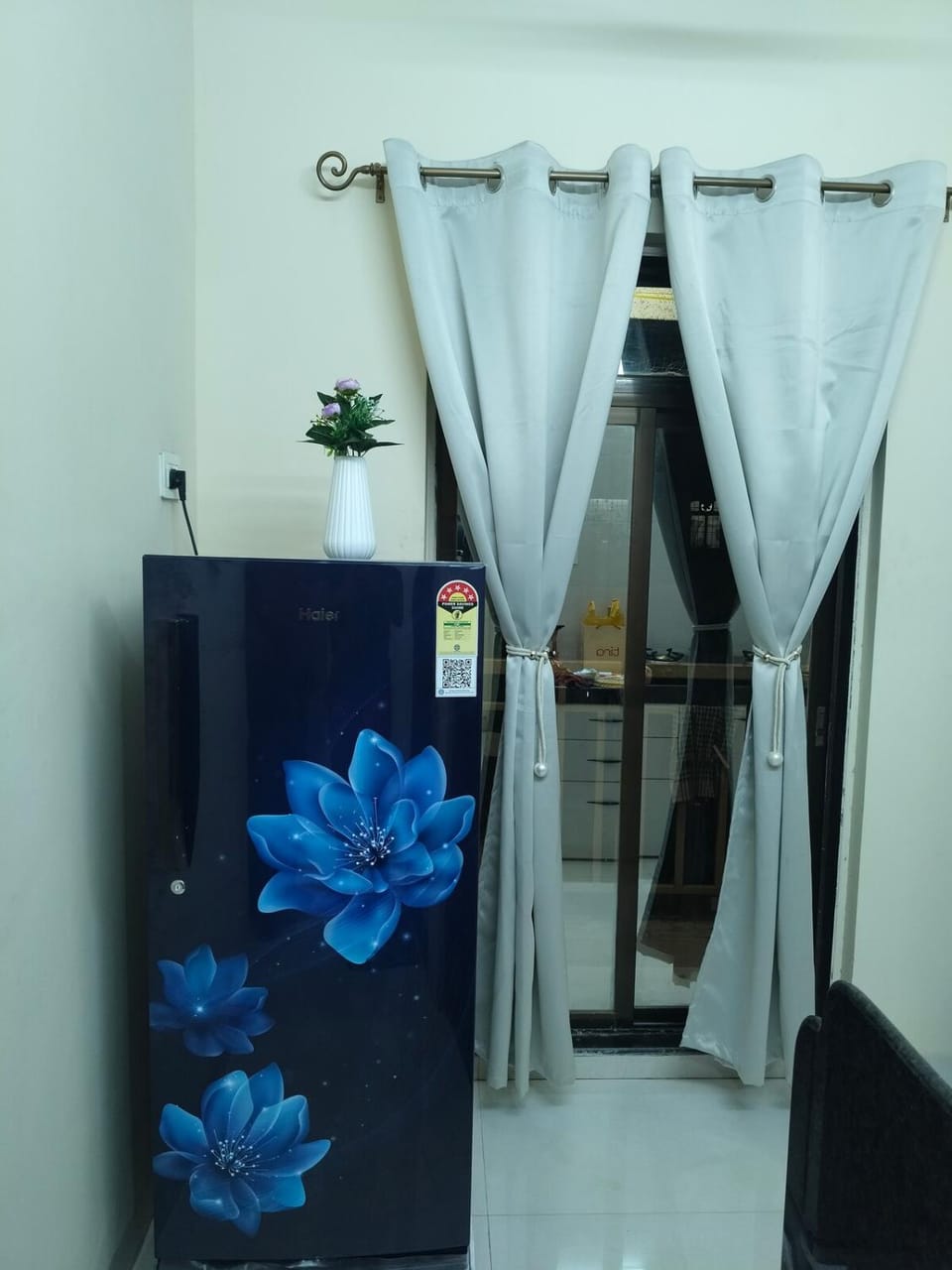 Bright Balcony 2BHK Family Stay Near Thane Mulund Apartment in Thane