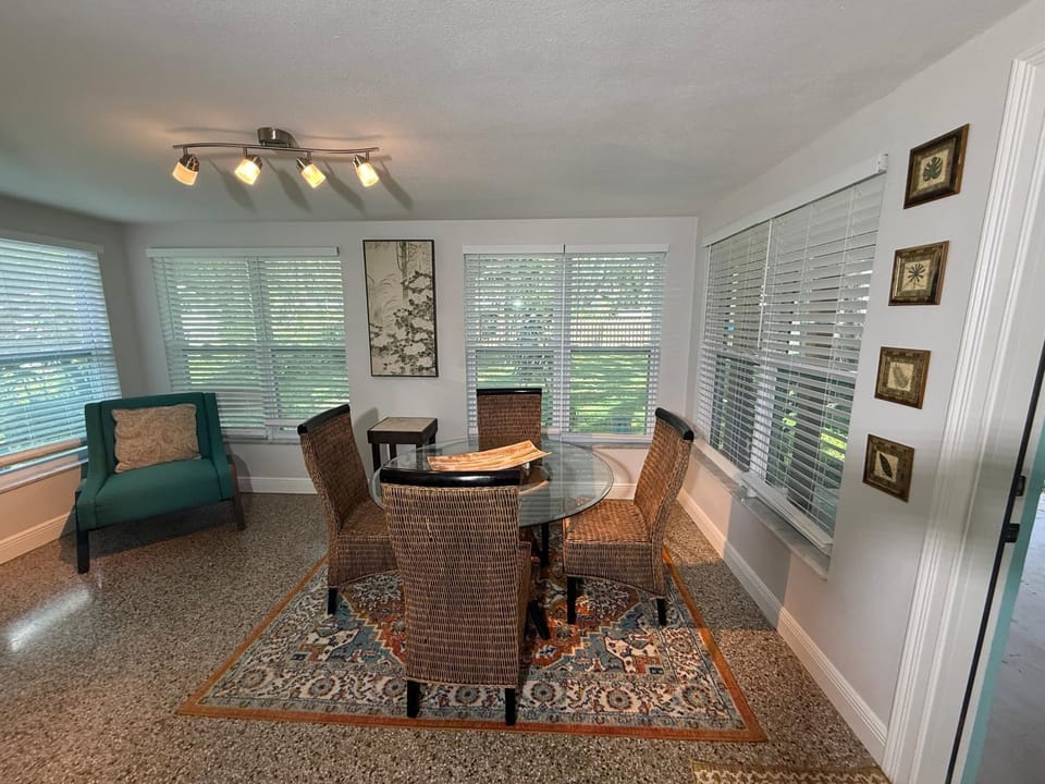 Seating area, Dining area, Garden view