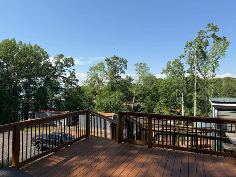 Busted Pallet - Delightful 2-bed Tiny Home in charming Anderson on Lake Hartwell House in Lake Hartwell