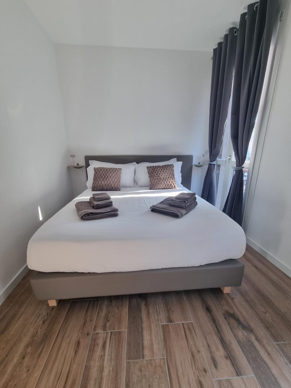 Bed, Bedroom, towels