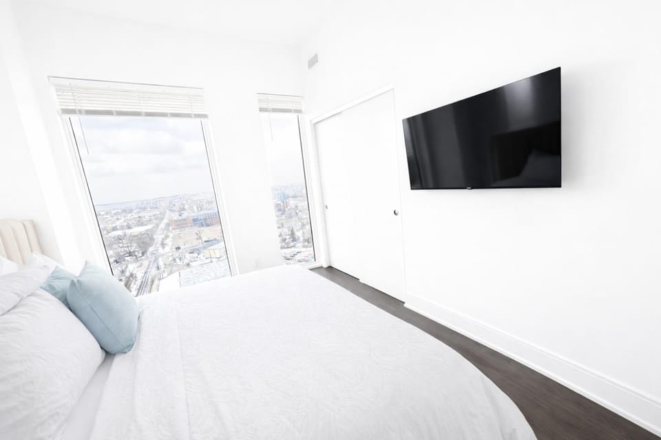 Skyline Luxury Suite Floor to Ceiling Views King Bed Balcony Apartment in Waterloo