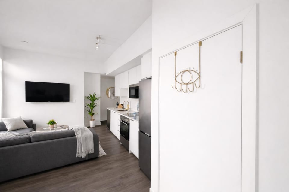 Skyline Luxury Suite Floor to Ceiling Views King Bed Balcony Apartment in Waterloo