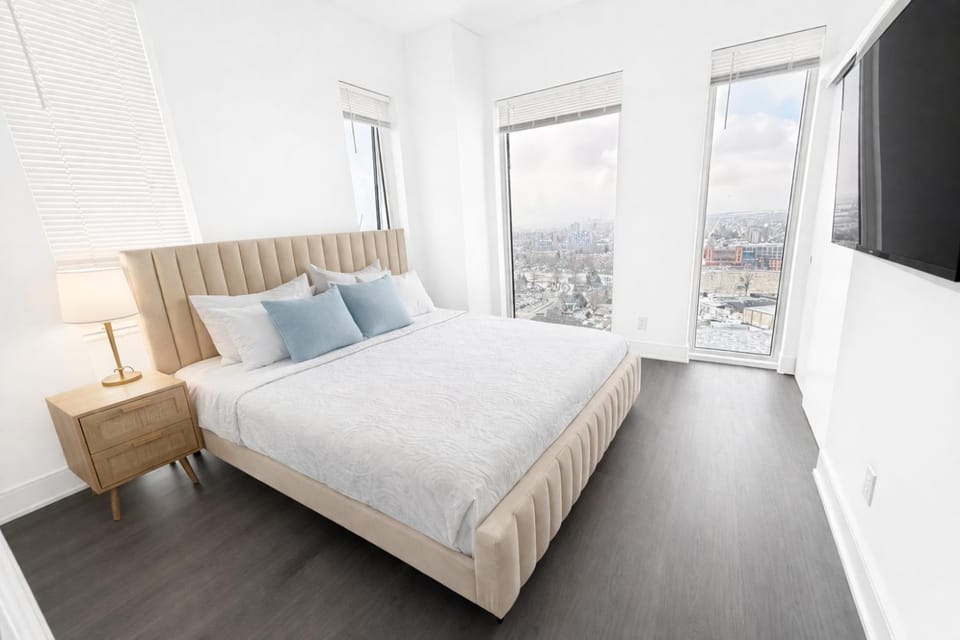 Skyline Luxury Suite Floor to Ceiling Views King Bed Balcony Apartment in Waterloo