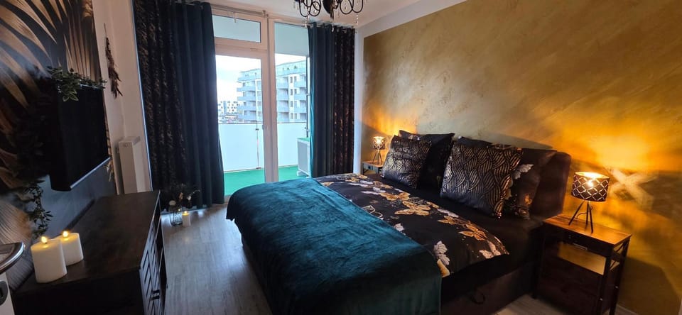 Bed, TV and multimedia, Bedroom