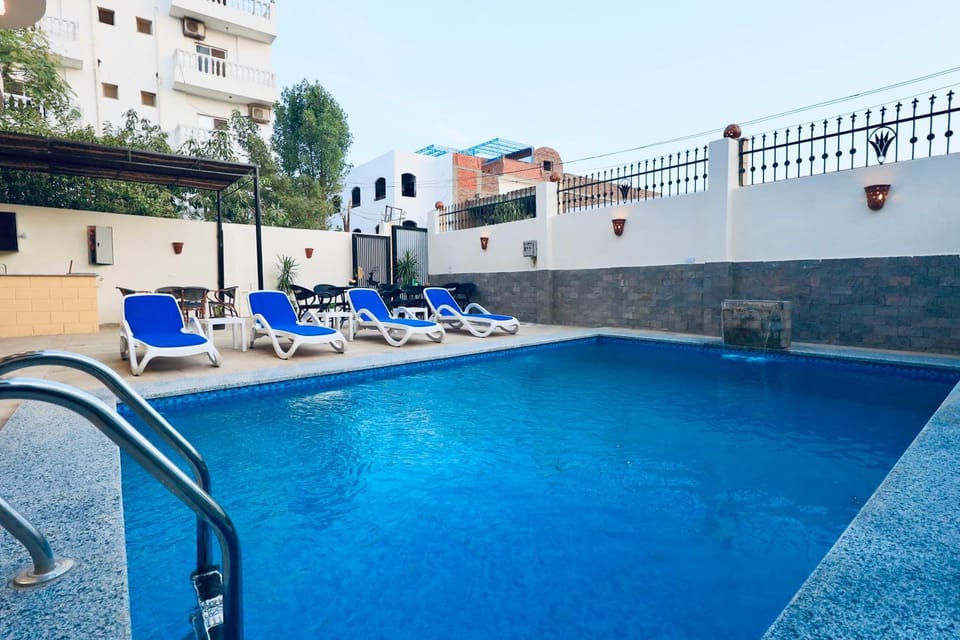 Patio, Swimming pool, sunbed