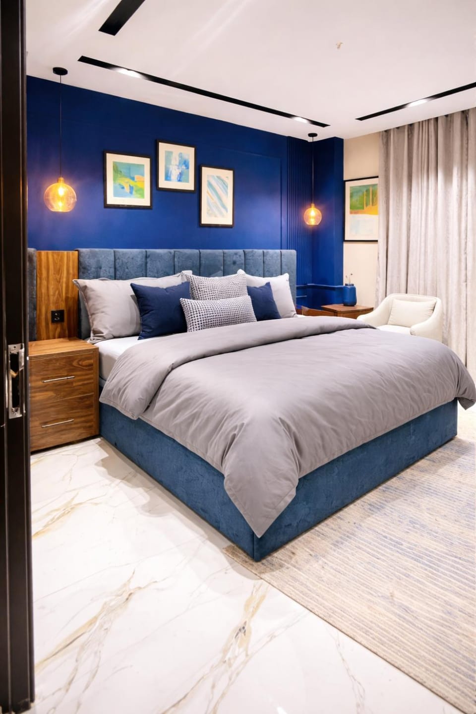 Bed, Photo of the whole room, Seating area, Bedroom