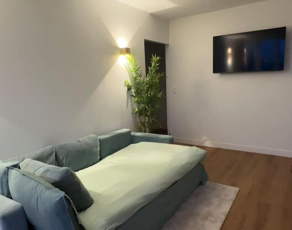 Canal View Pantin Apartment in Pantin