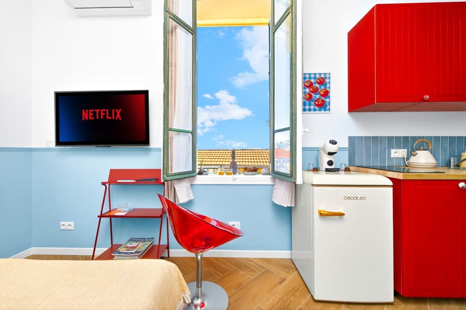 Bed, TV and multimedia, Balcony/Terrace, Kitchen or kitchenette, Living room, Photo of the whole room, Seating area, Dining area, Bedroom, Sea view, stove, air conditioner