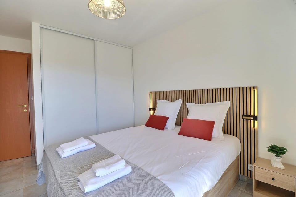Bed, Photo of the whole room, Bedroom, towels, wardrobe