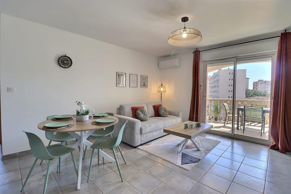View (from property/room), Living room, Seating area