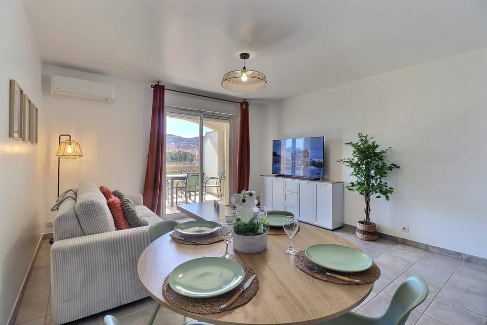 TV and multimedia, Living room, Dining area, air conditioner