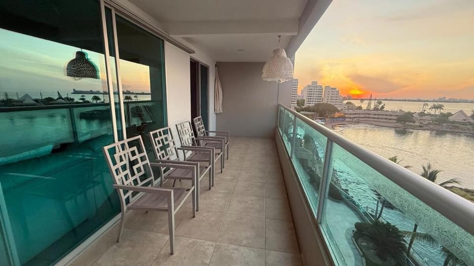 Condo with pool and private beach Apartment in Santa Elena Province