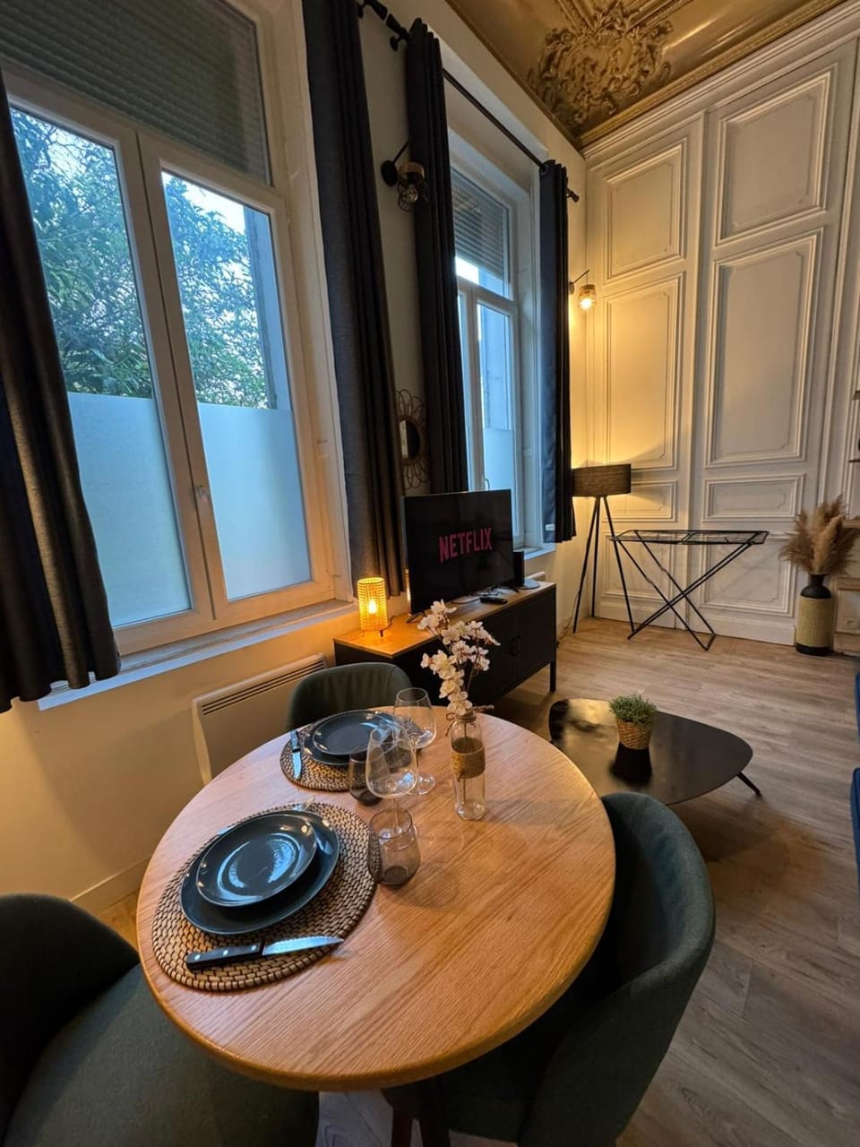 Seating area, Dining area