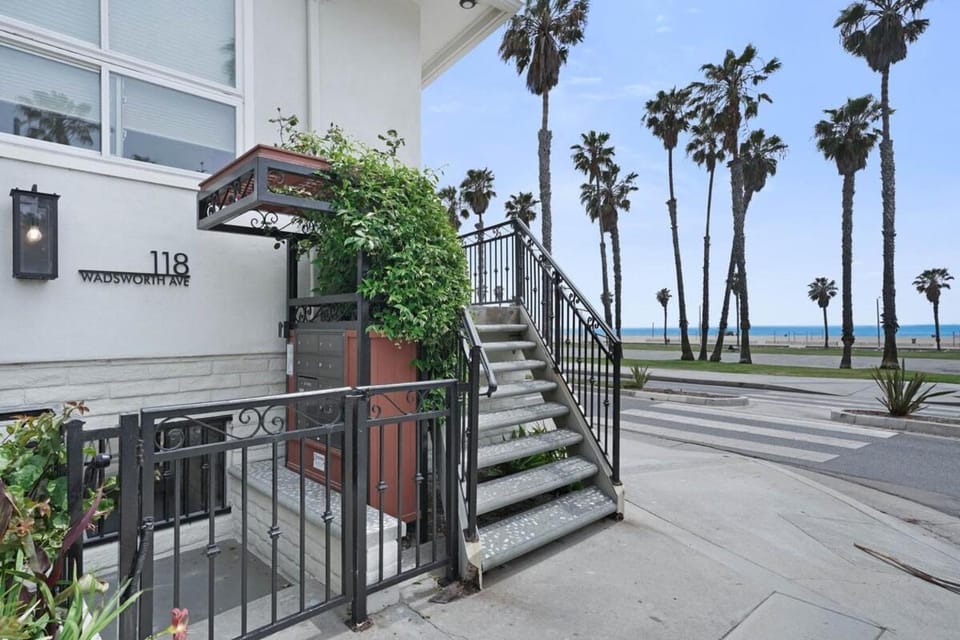 Los Angeles Iconic Ocean Front in Santa Monica Apartment in Santa Monica