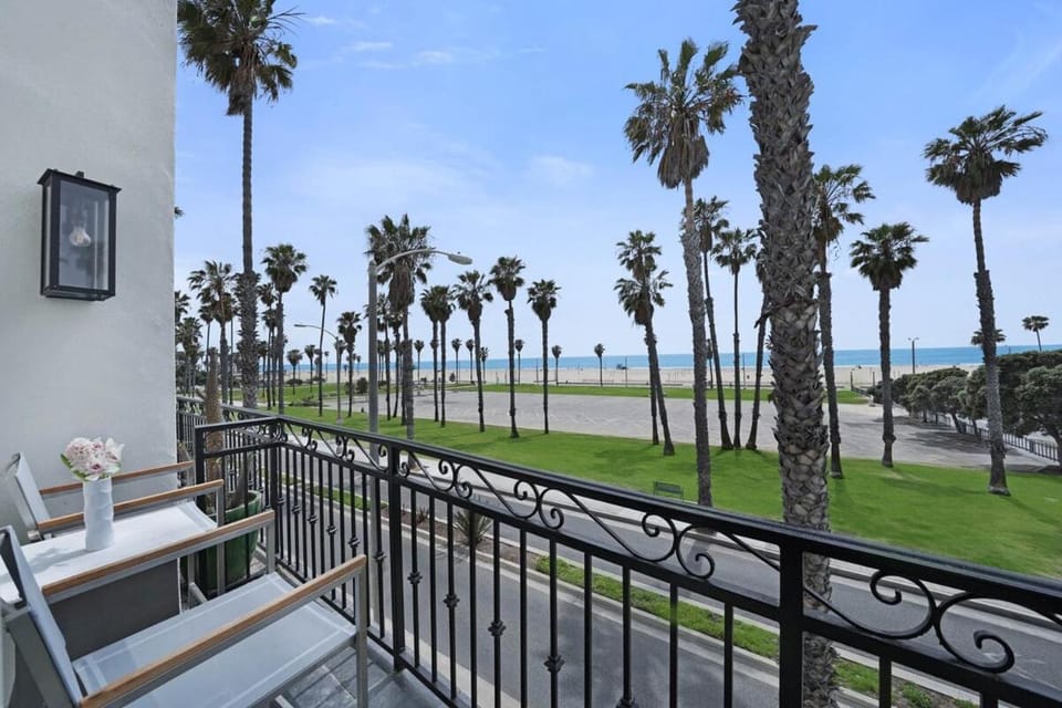 Los Angeles Iconic Ocean Front in Santa Monica Apartment in Santa Monica