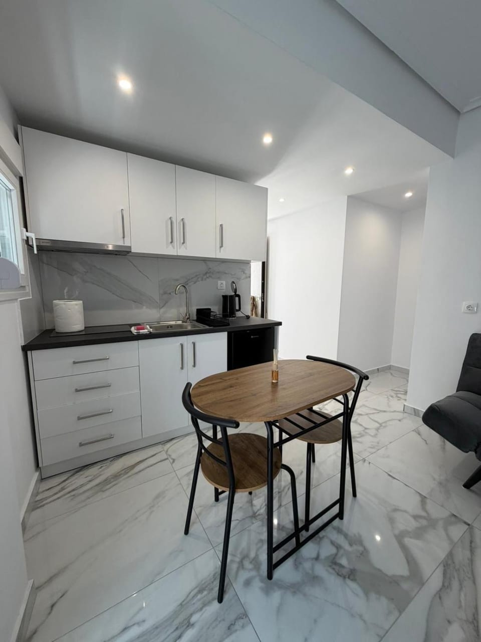 Kitchen or kitchenette, Dining area