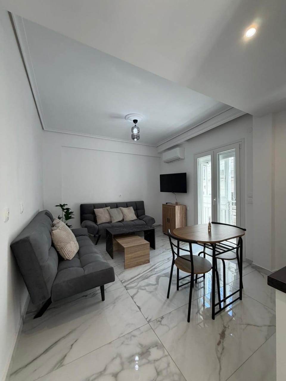 TV and multimedia, Living room, Seating area, Dining area