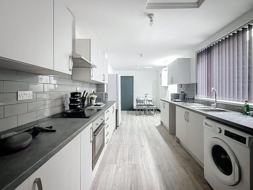 PLUS Properties Eastwood 6 Apartment in Stoke-on-Trent