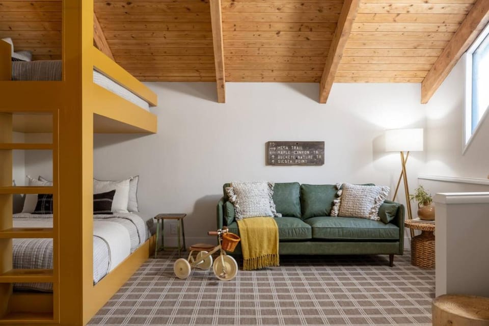 Hazel's Cozy Cabin - Big Bear HGTV Cabin · Hot Tub · Fenced Yard · Pets Cabin in Arrowbear Lake