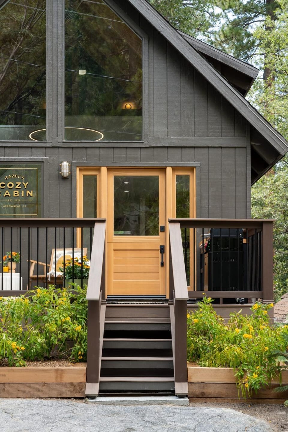 Hazel's Cozy Cabin - Big Bear HGTV Cabin · Hot Tub · Fenced Yard · Pets Cabin in Arrowbear Lake