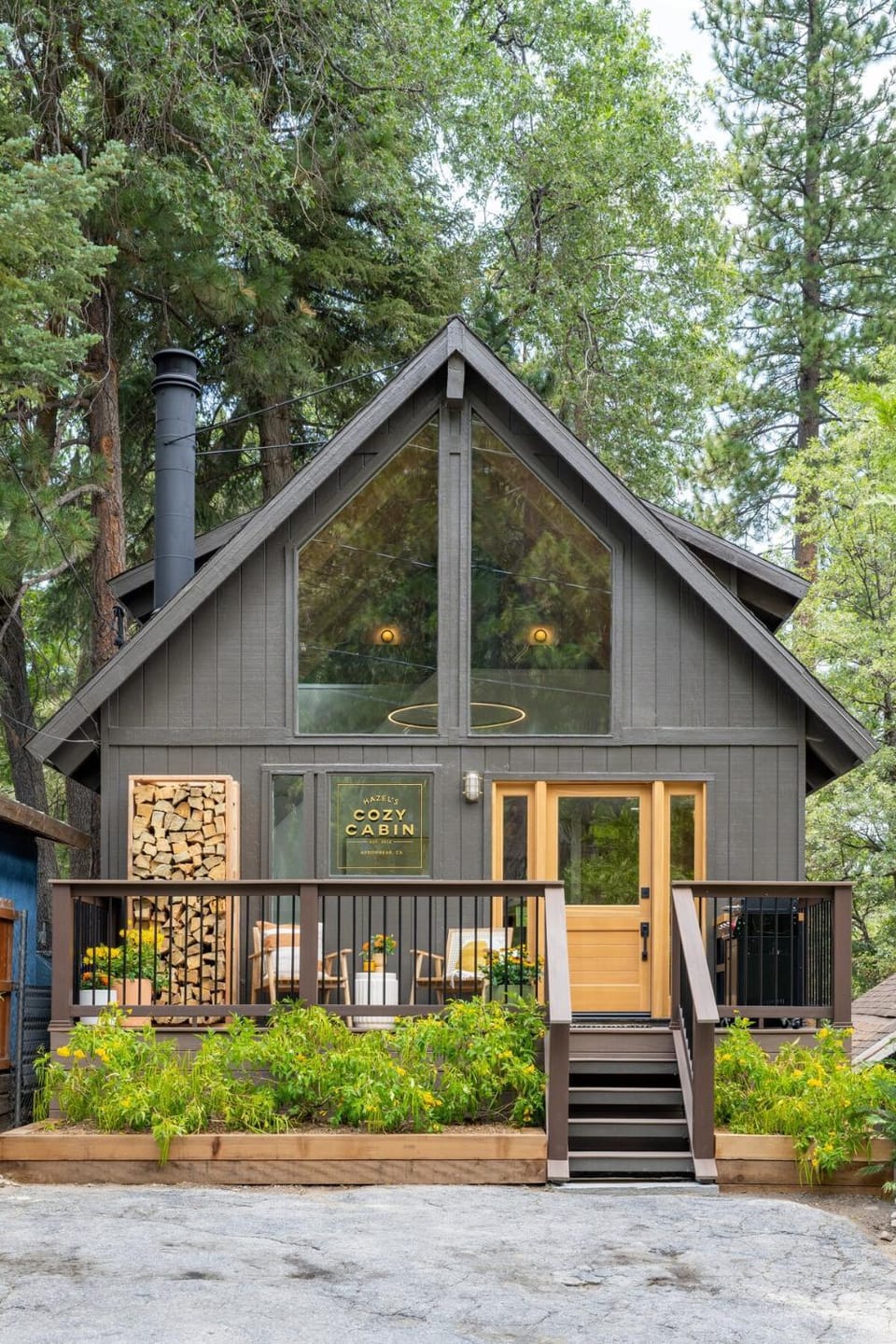 Hazel's Cozy Cabin - Big Bear HGTV Cabin · Hot Tub · Fenced Yard · Pets Cabin in Arrowbear Lake