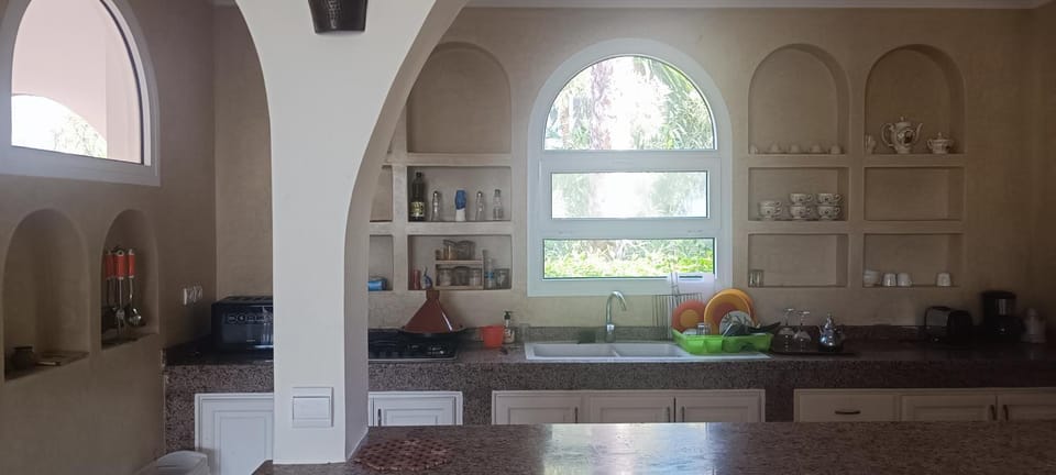 Kitchen or kitchenette, minibar, oven