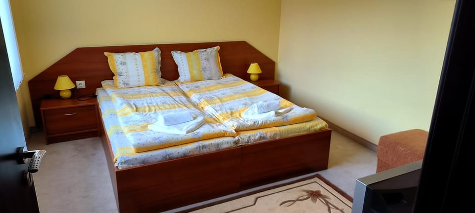 Bed, Photo of the whole room, Bedroom, towels