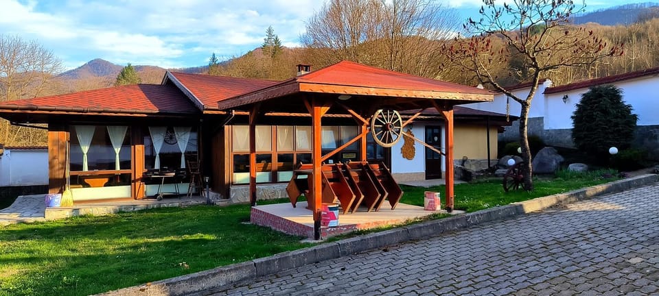 Natural landscape, BBQ facilities, Dining area