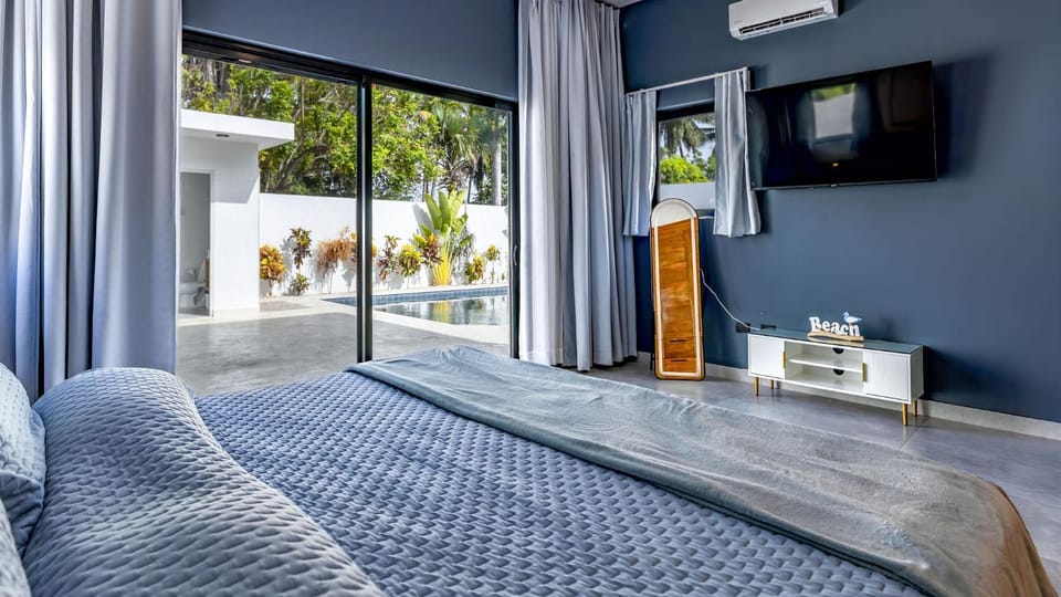 Bed, TV and multimedia, Bedroom, Pool view, Swimming pool