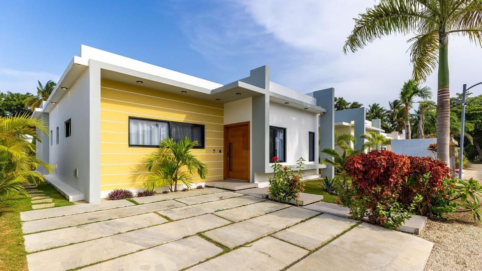 Property building, Facade/entrance, Garden, Parking