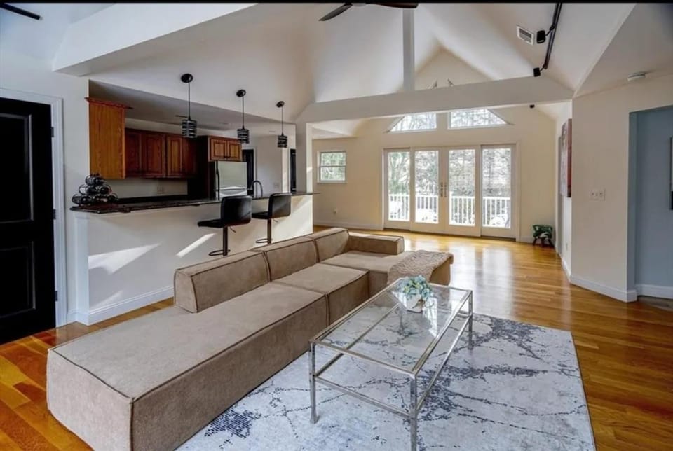 GorgeousWestwood Apartment in Norwood