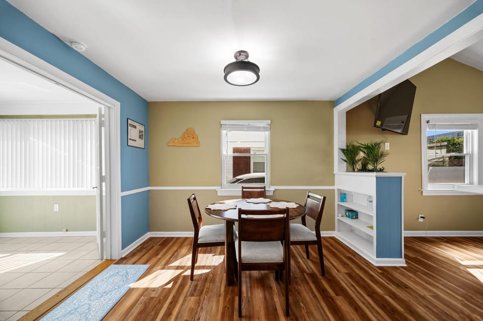 Family Beach House - Sleeps 6 - 2 Blks - 6 Parking House in Virginia Beach