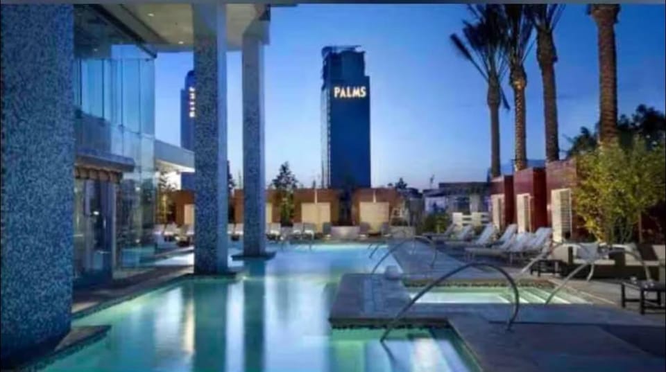 Palms Place Condo with strip view Hotel in Paradise