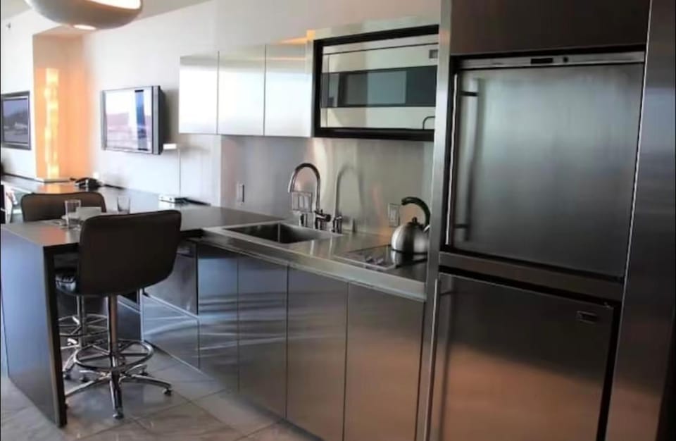 Palms Place Condo with strip view Hotel in Paradise