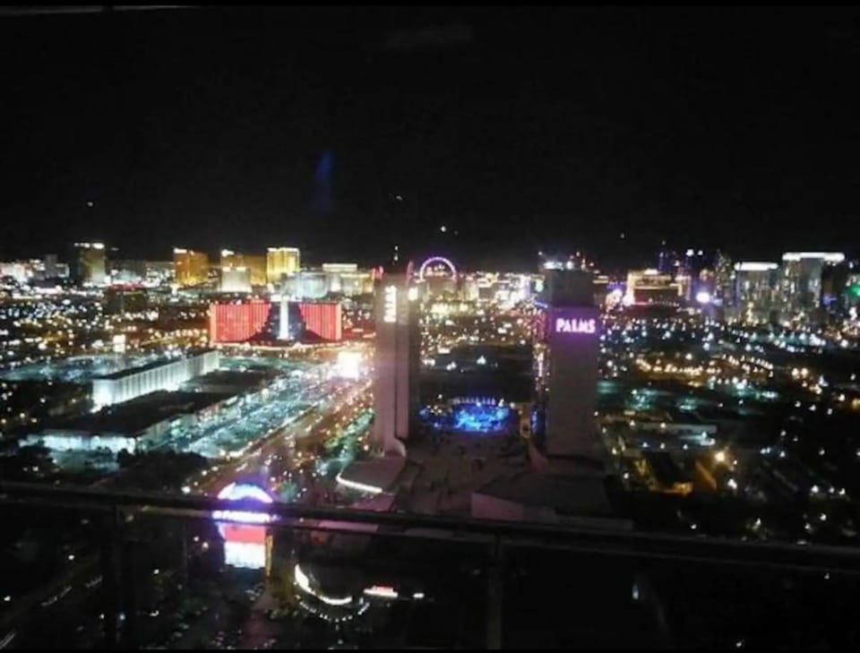 Palms Place Condo with strip view Hotel in Paradise