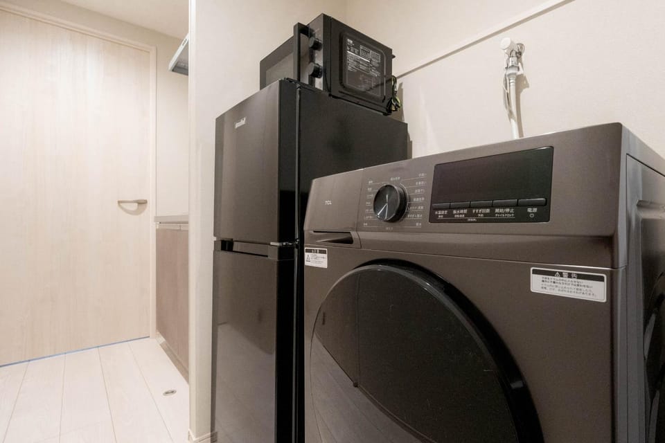 Kitchen or kitchenette, microwave, washing machine