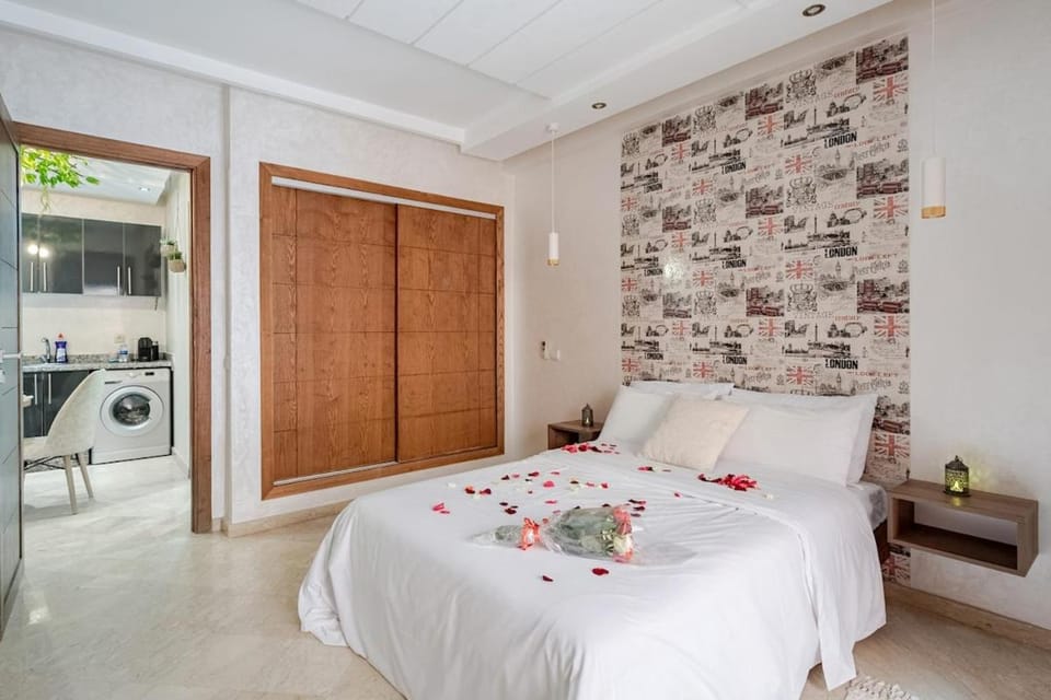 Bed, Photo of the whole room, wardrobe