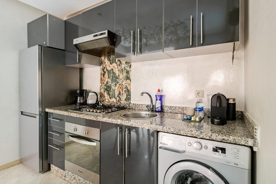 Coffee/tea facilities, Kitchen or kitchenette, dishwasher, oven, stove, washing machine