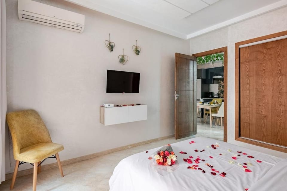 Bed, TV and multimedia, Photo of the whole room, Bedroom, wardrobe, air conditioner