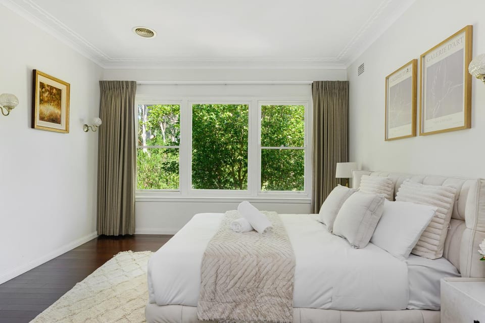 Spacious 4BR Family Home & Garden in Pymble Villa in Sydney