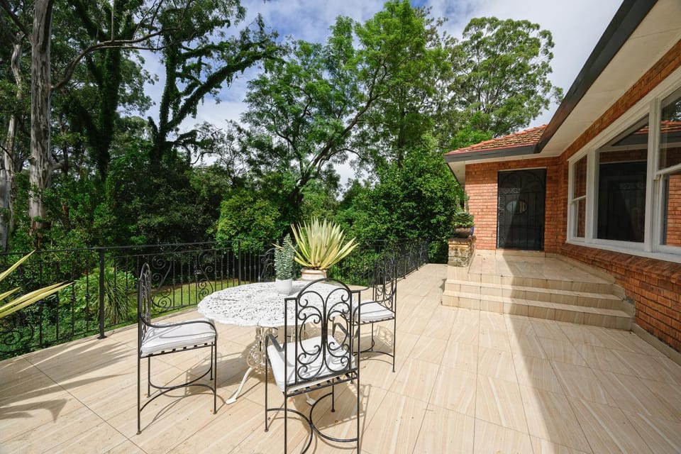 Spacious 4BR Family Home & Garden in Pymble Villa in Sydney