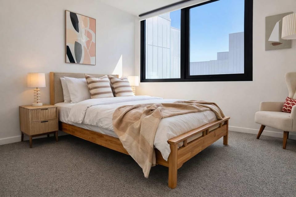 Modern 2BR 2Bath Apartment FREE PARKING Leafy Park Views Apartment in Melbourne