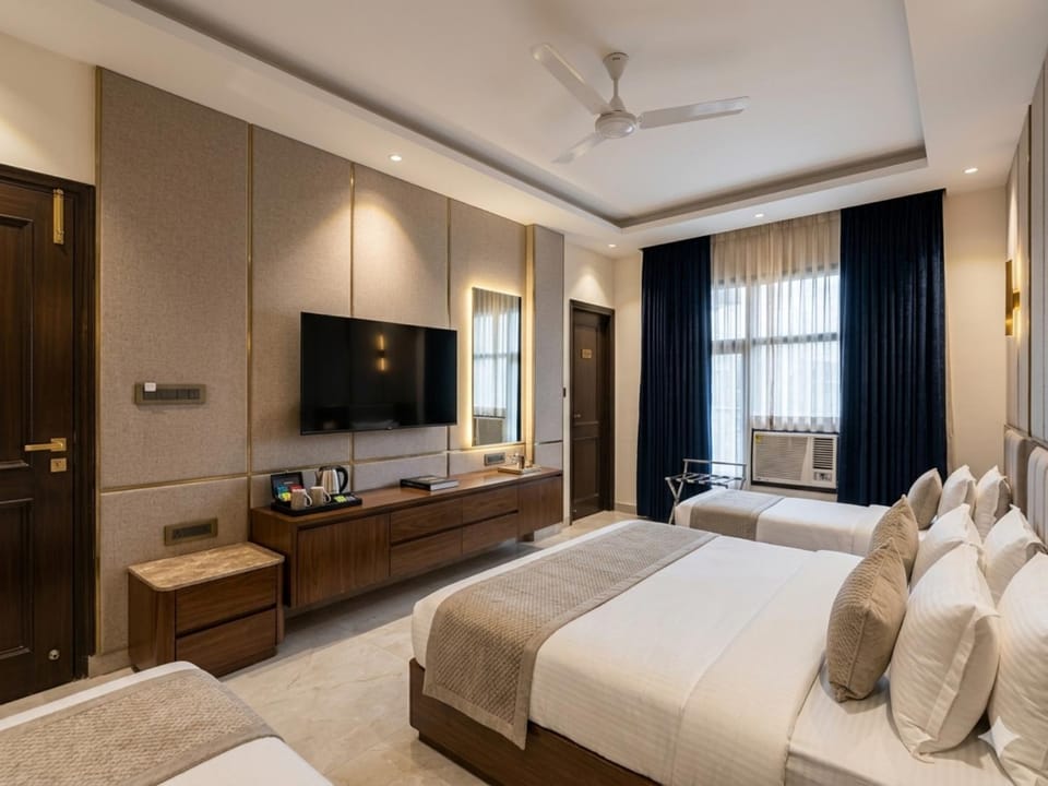 Communal lounge/ TV room, Bed, TV and multimedia, Photo of the whole room, Evening entertainment, Bedroom, fireplace, wardrobe, air conditioner