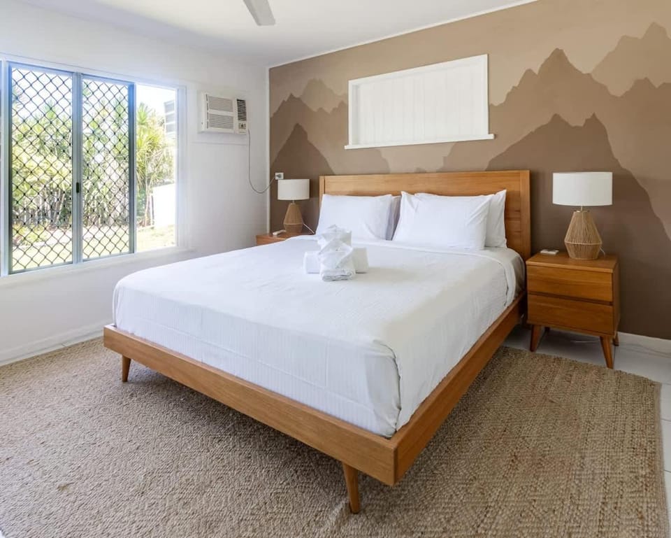 Bed, Bedroom, air conditioner