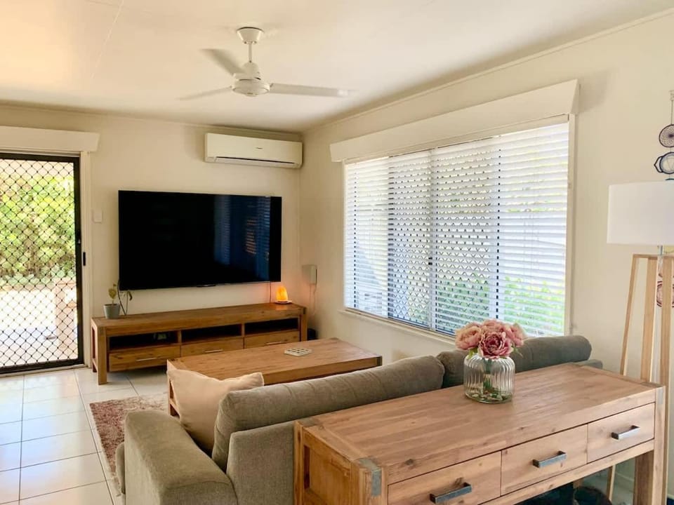 TV and multimedia, Living room, Seating area, Evening entertainment, air conditioner